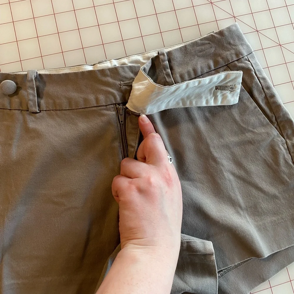 Banana Republic tan beige size 2 petite 2p bermuda casual summer shorts